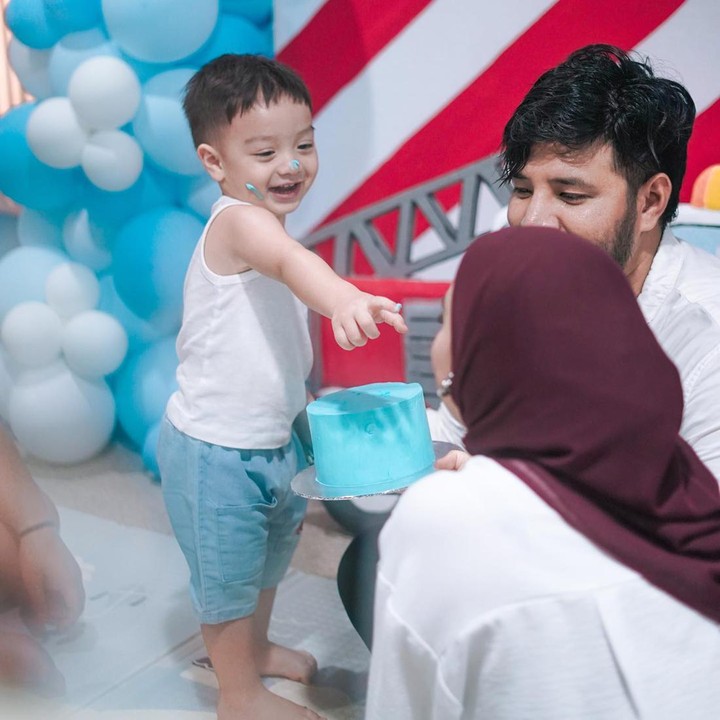 <p>Air Rumi terlihat girang selagi mencoret wajah Bunda dan Ayahnya dengan krim kue ulang tahun berwarna biru. Keseruan ulang tahun Air Rumi ini diperlihatkan Irish melalui akun Instagram pribadinya. (Foto: Instagram/_irishbella_)</p>
