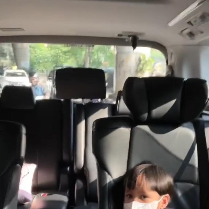 <p>Akan tetapi, memasuki minggu kedua sekolah, Arrasya sudah tidak menangis lagi dan mulai beradaptasi di sekolah, Bunda. "Di minggu pertama berangkat ke sekolah barunya, Arr tiap hari nangiiis gak mau pisah sama Mama. Akhirnyaa di minggu kedua, Arr ngga nangis lagiii dan mau looh cuma dianter sampe pintu kelas. <em>MasyaAllah, big boy </em>@arrasya_bachtiar (emoji)," tulis Tasya sebagai <em>caption.</em> (Foto: Instagram/tasyakamila)</p>