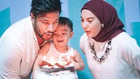 <p>Ultah kedua Air kali ini dirayakan sederhana bersama keluarga di rumah.<em> "What a wonderful birthday our baby boy had. Thank you families for coming.</em> Walaupun di rayain nya mendadak dan simpel, <em>Alhamdulilah</em> seneng banget lihat Abang Air <em>cheerful</em> tiup lilin dan gak nangis di nyanyiin lagu ulang tahun 😅 Nanti <em>birthday Party</em> yang proper nya nyusul ya nak," tulis Irish Bella. (Foto: dok. Instagram @_irishbella_)</p>