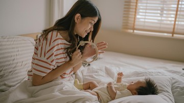 APA SAJA PERKEMBANGAN KETERAMPILAN KOMUNIKASI BAYI 4 BULAN?