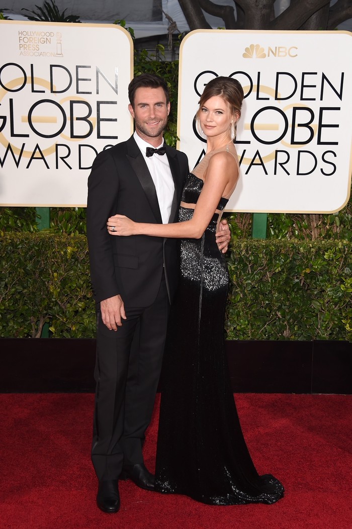 Di Golden Globes 2015, Behati Prinsloo mencuri perhatian lewat gaun sequins detail cut out rancangan Kaufmanfranco. Foto: Getty Images