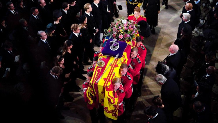 The coffin of Queen Elizabeth II, draped in the Royal Standard with the Imperial State Crown and the Sovereign's orb and sceptre, during the Committal Service at St George's Chapel in Windsor Castle, Berkshire. Picture date: Monday September 19, 2022.  Joe Giddens/Pool via REUTERS