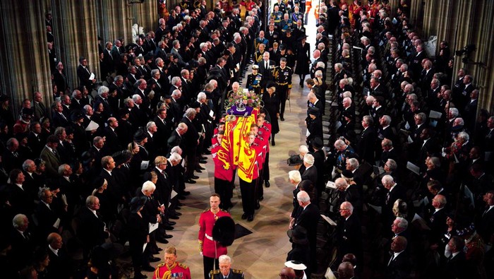 The coffin of Queen Elizabeth II, draped in the Royal Standard with the Imperial State Crown and the Sovereign's orb and sceptre, during the Committal Service at St George's Chapel in Windsor Castle, Berkshire. Picture date: Monday September 19, 2022.  Joe Giddens/Pool via REUTERS