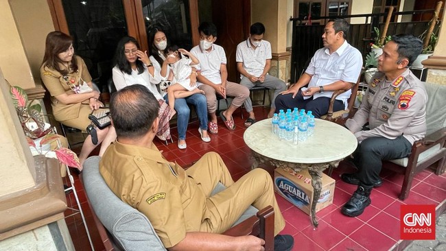 Walkot Semarang Hendrar Prihadi menjanjikan pembiayaan pendidikan anak-anak almarhum Iwan Budi Prasetyo, ASN Pemkot yang tewas dimutilasi dan dibakar.