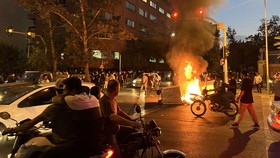 Protes di Iran Memanas, 17 Orang Tewas Sampai Kantor Polisi Dibakar