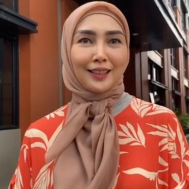 Sempat Galau, Fenita Putuskan Tak Ikut Ibadah Haji Bareng Arie Untung