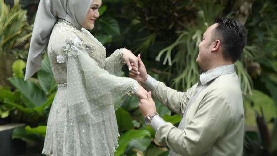 Foto lamaran Rafida dan Erlangga. Foto lamaran Rafida dan Erlangga.