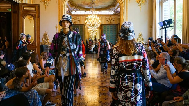 Sejumlah 16 desainer dan jenama fashion Indonesia mempresentasikan dan memasarkan produknya melalui perhelatan Front Row Paris 2022 di Kota Paris, Perancis.