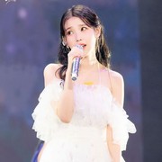 Deretan Gaya Panggung IU yang Elegan Ini Bisa Kamu Jadikan Inspirasi Baju Kondangan