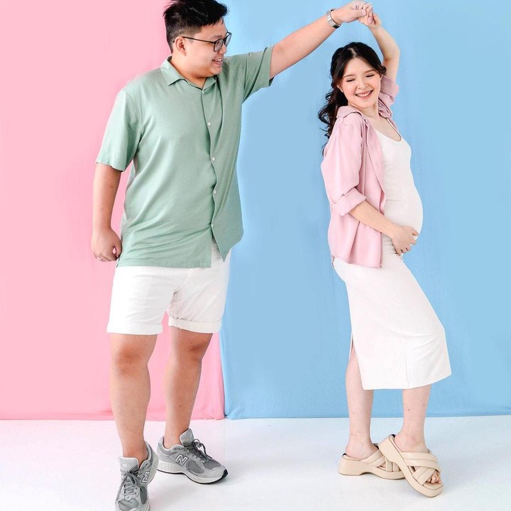 <p>Ken atau Kenneth Chandra lalu memutuskan untuk melamar Grat atau Gratiana Lianto pada 2018 tepat di hari ulang tahun Ken. Wah romantis ya Bunda. Sama-sama memiliki hobi traveling dan kuliner, Kenneth dan Gratia resmi menikah pada 1 September 2019. (Foto: Instagram@ms.gratia)</p>