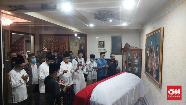 Prosesi pemakaman di TMP Kalibata rencananya dimulai sekitar pukul 09.00 WIB, setelah jenazah disalatkan di UIN Syarif Hidayatullah Jakarta.