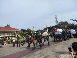 Tiba di TMP Kalibata, Jenazah Azyumardi Azra Disambut Pasukan Militer