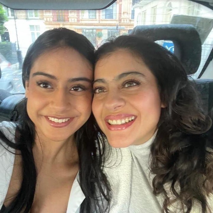 <p>Bagaikan kakak dan adik, Kajol membagikan potret kebersamaannya bersama anak perempuannya yang bernama Putrinya Nysa. Kecantikan sang Bunda menurun kepada anak-anaknya, ya, Bunda. (Foto: Instagram@kajol)</p>