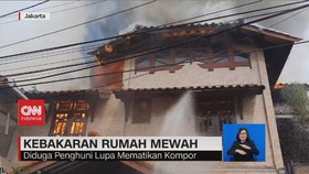 VIDEO: Kebakaran Rumah Mewah Berlantai Dua Hangus Terbakar