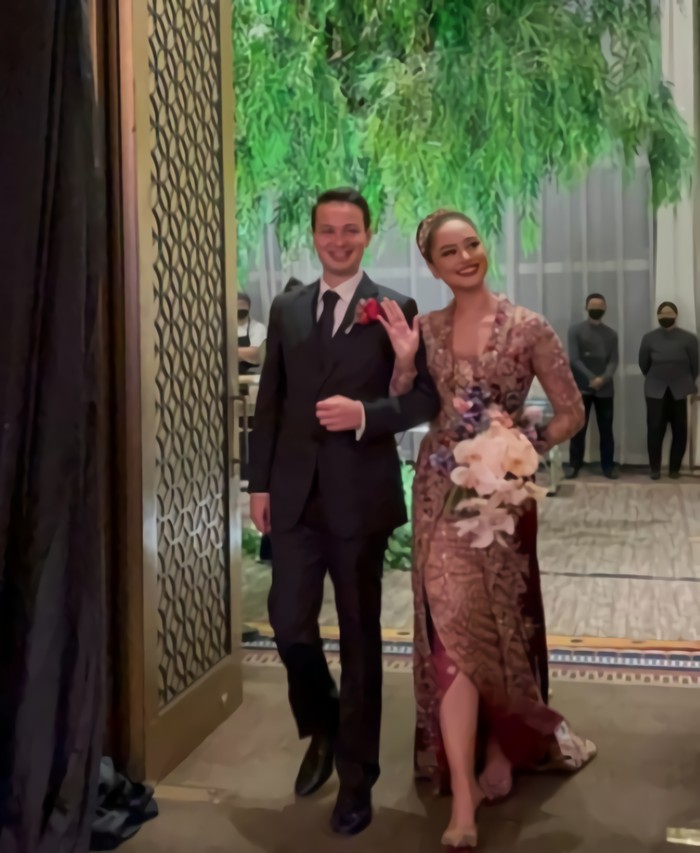Kebaya resepsi Amanda didesain dengan potongan panjang seperti kebaya pertama yang digunakannya saat acara akad nikah. Amanda berjalan memakai high heels berwarna senada dengan kebayanya sambil menyapa tamu undangan. (Foto: Instagram @akhairunnisa)