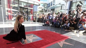 FOTO: Kelly Clarkson Raih Bintang di Hollywood Walk of Fame