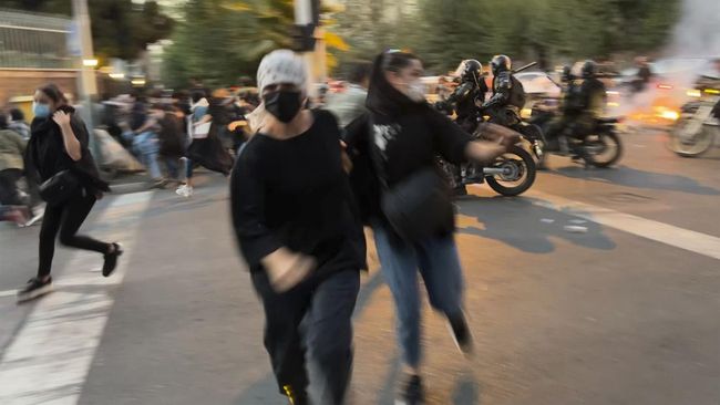 Kerusuhan di Iran semakin membara, korban tewas bertambah jadi delapan orang dan pemerintah memblokir internet.