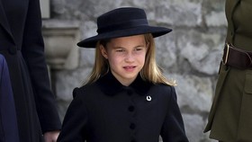 Bros Berlian Tapal Kuda, Ode dari Putri Charlotte untuk Ratu Elizabeth