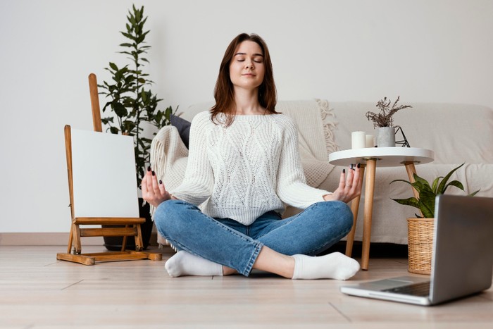 Menerapkan praktik mindfulness di pagi hari dapat membuat perbedaan yang besar pada keseharian. Hal ini membantu kamu merasa lebih tenang dan siap untuk mencapai tujuan, salah satunya untuk menurunkan berat badan.