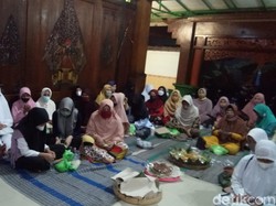 Tradisi Tumpengan di Makam Sawunggaling Surabaya