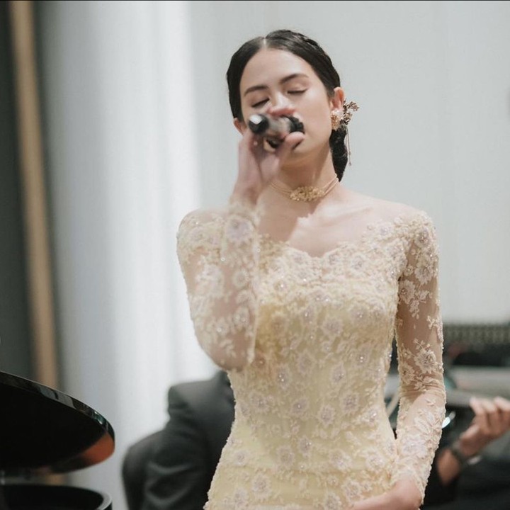 <p>Maudy Ayunda juga terlihat menyanyi dengan menggunakan balutan kebaya Svarna By IKAT Indonesia rancangan desainer Didiet Maulana/ Foto: Instagram/@maudyayunda</p>