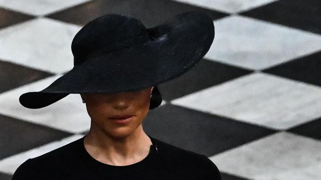 Pakar bahasa tubuh mengungkapkan bentuk dukungan Meghan Markle pada Pangeran Harry di pemakaman Ratu pada Senin (19/9). 