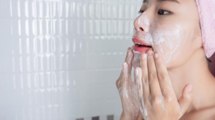 8 Rekomendasi Facial Wash untuk Kulit Sensitif, Bahannya Aman dan Lembut di Kulit 8 Rekomendasi Facial Wash untuk Kulit Sensitif, Bahannya Aman dan Lembut di Kulit