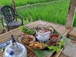 Menikmati Sajian Nasi Liwet Bebek di tengah Hamparan Sawah