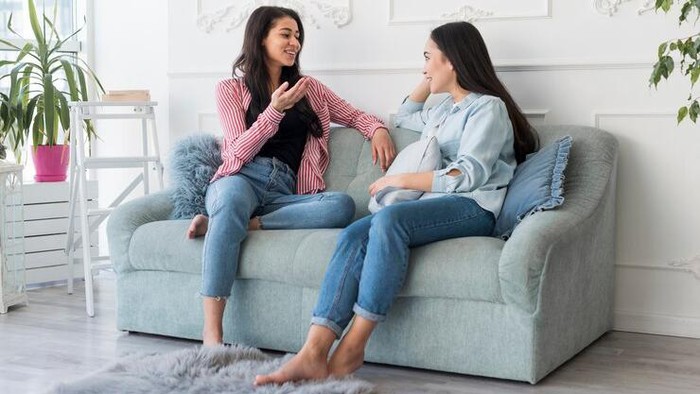 Tidak apa jika sesekali kamu bercerita dan meminta saran kepada teman yang dirasa tegas dalam memutuskan sesuatu.