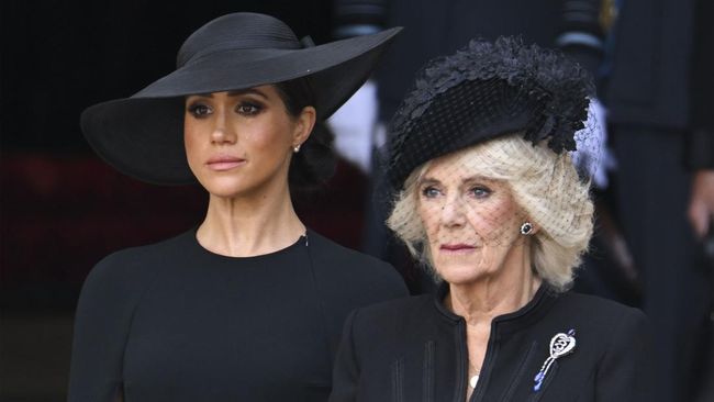 Gaun yang akan Camilla gunakan saat penobatan Raja Charles masih jadi teka-teki. Ia diperkirakan akan mengenakan gaun berdesain mewah.