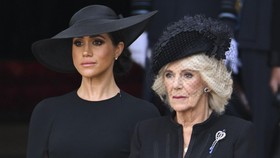 Teka-Teki Gaun Rahasia Camilla saat Penobatan