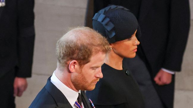 Harry terlihat menggenggam tangan Meghan Markle sebelum keduanya berpisah di pemakaman Ratu Elizabeth II pada awal pekan ini (19/9).