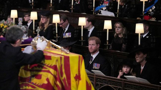 Pangeran Harry dan Putri Charlotte berbagi momen hangat nan manis ketika menghadiri kebaktian jelang pemakaman Ratu Elizabeth II. 