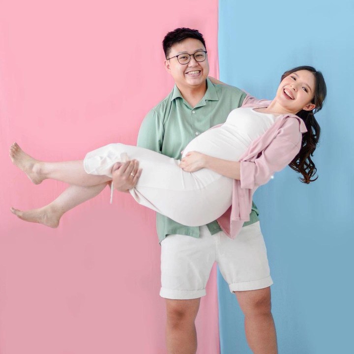 <p>Ken & Grat adalah pasangan YouTuber yang dikenal sebagai food vlogger, Bunda. Kini, channel Youtube yang mereka buat sejak 29 September 2015 sudah meraih 2,63 <em>subscribers</em> lho. Ken dan Grat bertemu pertama kali pada 2014 lalu memutuskan berpacaran di tahun yang sama. (Foto: Instagram@ms.gratia)</p>