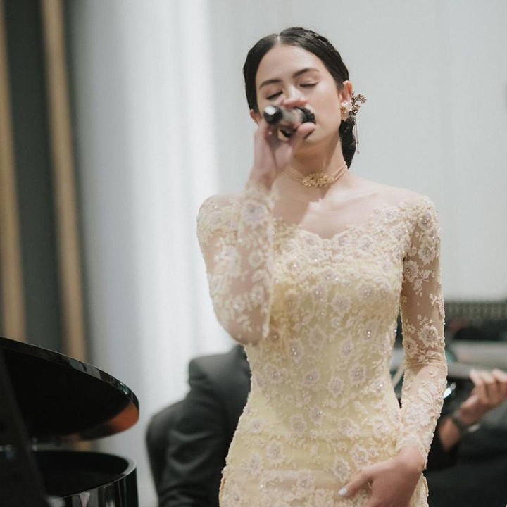 <p>Dalam acara yang digelar pada Minggu (18/9/2022) kemarin, Maudy Ayunda juga membawakan penampilan spesial dengan menyanyikan lagu di pesta sang adik. (Foto: Instagram @maudyayunda)</p>