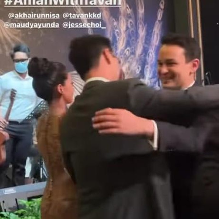 <p>Tak hanya itu, Jesse Choi juga berbagi pelukan dengan iparnya, Tavan Dutton. (Foto: Instagram @maudyayunda)</p>