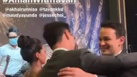 <p>Tak hanya itu, Jesse Choi juga berbagi pelukan dengan iparnya, Tavan Dutton. (Foto: Instagram @maudyayunda)</p>
