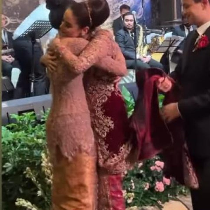 <p>Setelah membawakan lagu untuk mempelai pengantin, Maudy Ayunda turun untuk memberikan pelukan erat kepada adiknya. (Foto: Instagram @maudyayunda)</p>