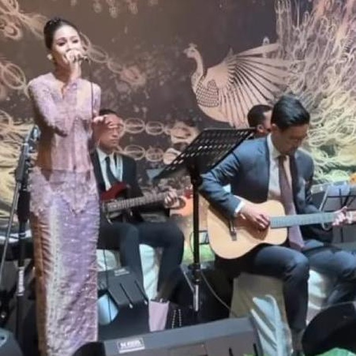 <p>Penyanyi berusia 27 tahun itu naik ke atas panggung dan memamerkan suara emasnya kepada seluruh tamu undangan. (Foto: Instagram @maudyayunda)</p>