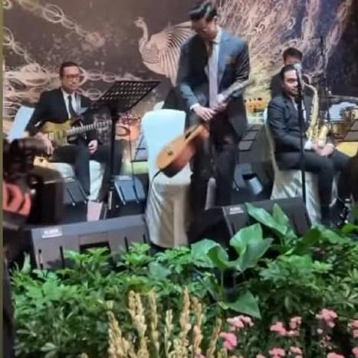 <p>Maudy Ayunda tidak sendiri, lho. Ia didampingi oleh sang suami. Jesse Choi tampak ikut ke panggung untuk mengiringi nyanyian istrinya dengan gitar. (Foto: Instagram @maudyayunda)</p>