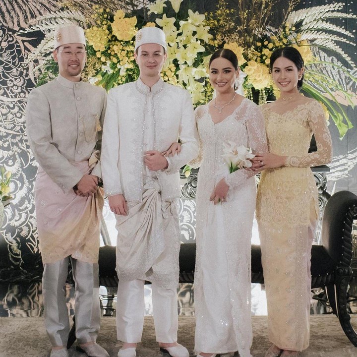 <p>Tak sendiri, Maudy Ayunda juga menggandeng suaminya, Jesse Choi. Mereka berpose di pelaminan setelah resmi menjadi satu bagian keluarga. (Foto: Instagram @maudyayunda)</p>