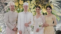 <p>Tak sendiri, Maudy Ayunda juga menggandeng suaminya, Jesse Choi. Mereka berpose di pelaminan setelah resmi menjadi satu bagian keluarga. (Foto: Instagram @maudyayunda)</p>