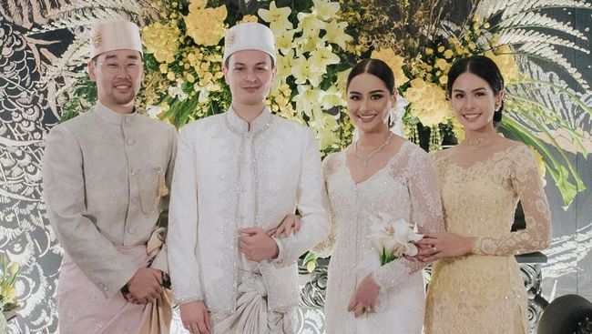 7 Portraits of Maudy Ayunda and Her Husband at Her Sister's Wedding