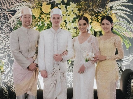7 Potret Maudy Ayunda dan Suami di Pernikahan Sang Adik, Duet Pakai Gitar