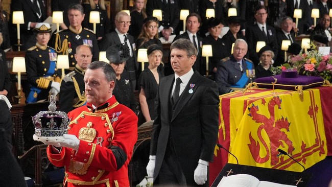 Para warga Inggris untuk terakhir kalinya mengucapkan salam perpisahan dengan pekik 'God save the Queen' saat Ratu Elizabeth II dimakamkan pada Senin (19/9).