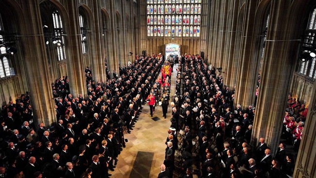 Jasad Ratu Elizabeth II dan Pangeran Philip sempat disemayamkan Royal Vault sebelum dipindahkan untuk dikuburkan bersama di Windsor, Inggris, pada Senin (19/9).