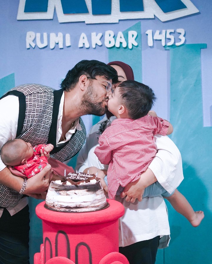 Anak Irish Bella dan Ammar Zoni, Air Rumi Akbar 1453 baru saja merayakan ulang tahunnya yang ke-2, Bunda. Intip potret keseruan pestanya, yuk.