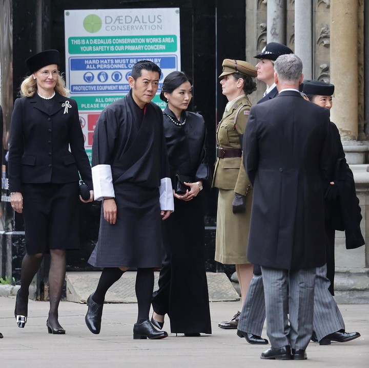 <p>Raja Bhutan Jigme Khesar Namgyel Wangchuck dan Jetsun Pema tampak mengenakan busana warna hitam. (Foto: Getty Images/Chris Jackson)</p>
