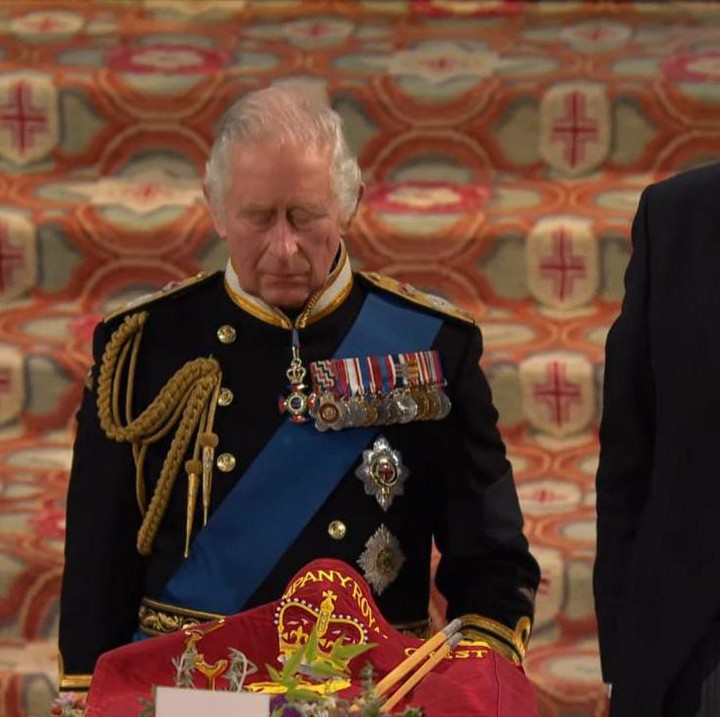 <p>Inilah momen penghormatan terakhir Raja Charles III kepada mendiang sang ibunda, Ratu Elizabeth II. (Foto: YouTube The Royal Family)</p>
