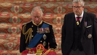 <p>Inilah momen penghormatan terakhir Raja Charles III kepada mendiang sang ibunda, Ratu Elizabeth II. (Foto: YouTube The Royal Family)</p>